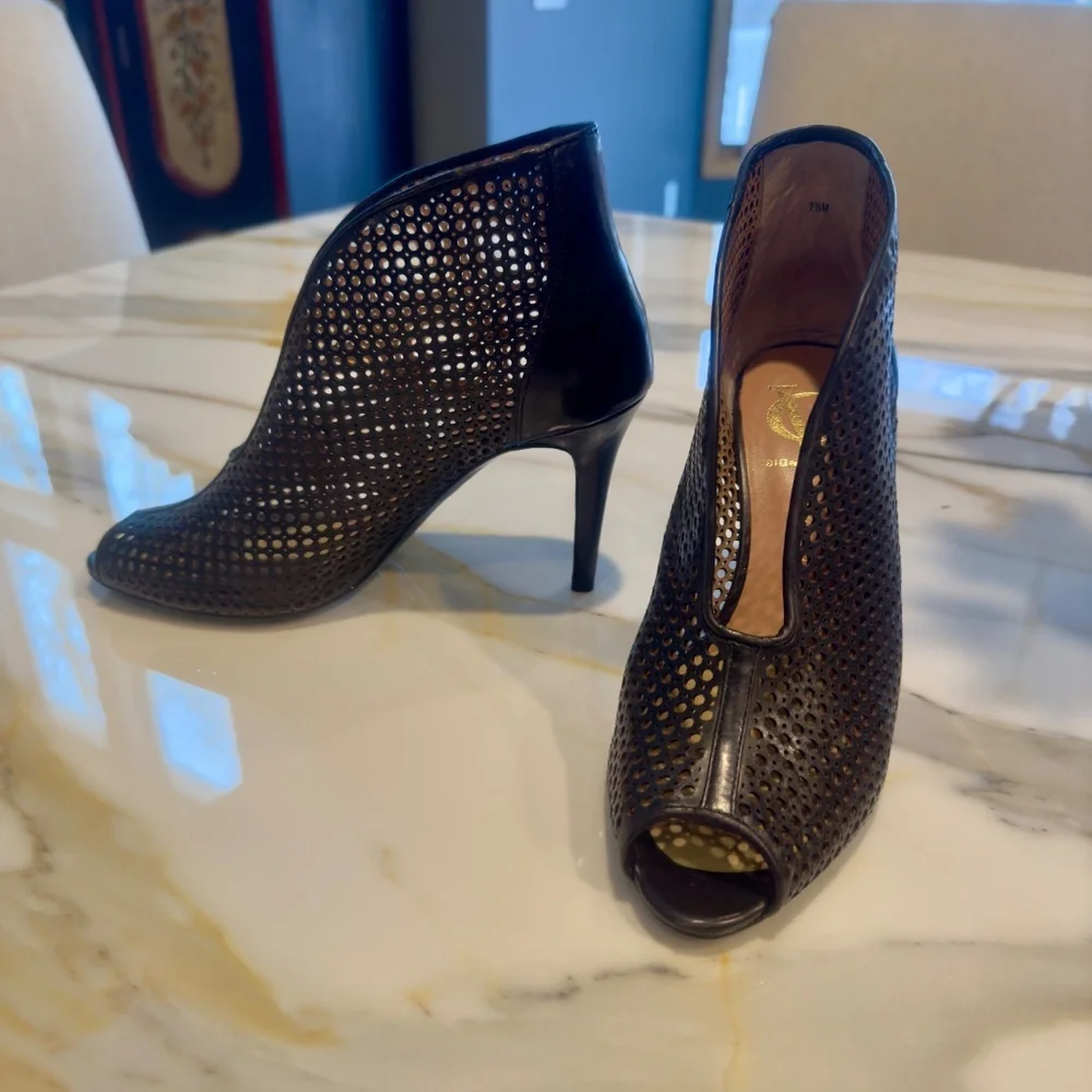 Pre Owned Vince Camuto Black Leather Perforated Hole High Heel Booties sz 7.5 M - Picture 1 of 11